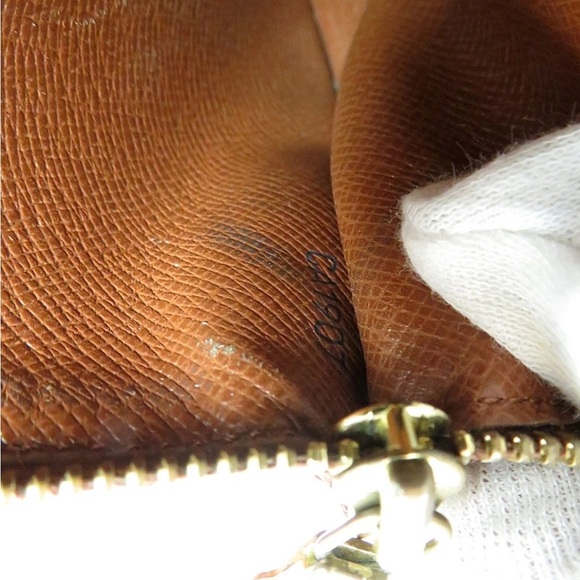 Louis Vuitton Textured Brown Leather Detail - Picture 16 of 16